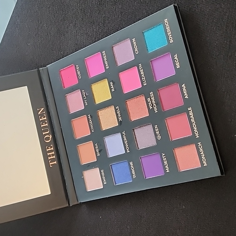 Eloise - The Queen Eyeshadow Palette